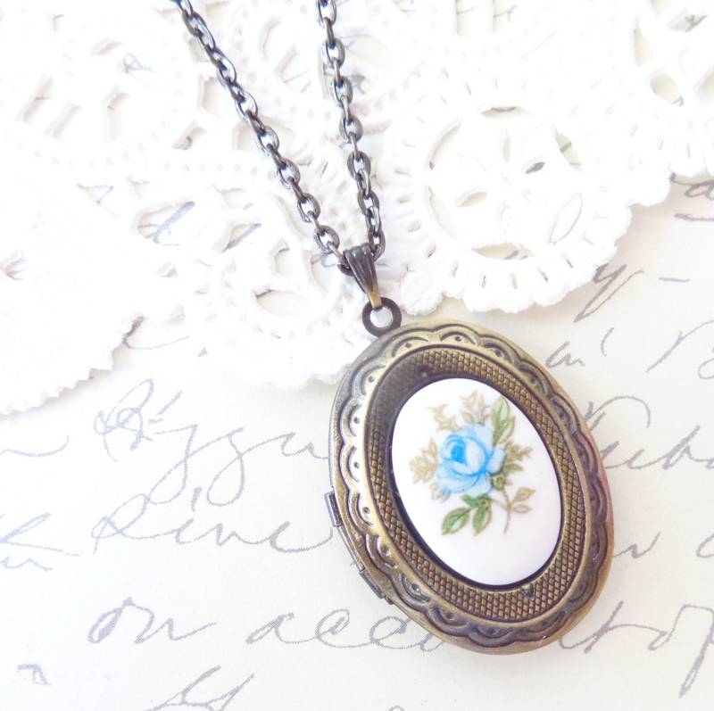 Vintage Rosen Locket Halskette - Ovales Andenken Limoges Blaue Rose Antikes Messing-Locket von NestingPretty