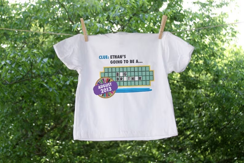 Game Show Inspiriert Personalisiertes Werde Ein Großer Bruder Shirt - Benutzerdefinierte Ältere Geschwister Zu Sein T-Shirt Made To Order Print Game Show Inspiriert Personalisiertes Werde Ein Großer Bruder Shirt - Benutzerdefinierte Ältere Geschwister Zu Sein T-Shirt Made To Order Print von Nestingproject