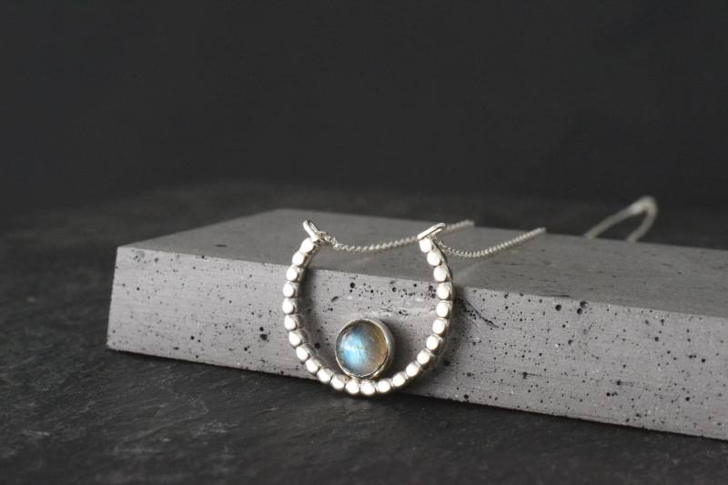 Handgefertigte Labradorit Halbmond Halskette - Sterling Silber Handwerker Anhänger, Boho Edelstein Halskette, Moderner Silberschmuck von NestofReveries