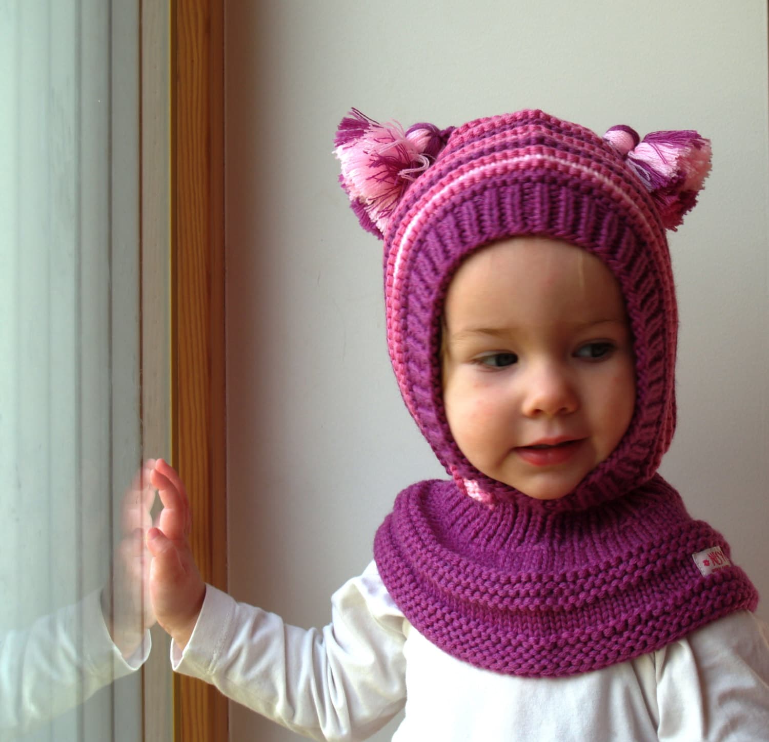 Baby - Kindermütze, Balaclava Aus Merinowolle Mit Nackenwärmer Und Bommeln. Lila von NesyBaby