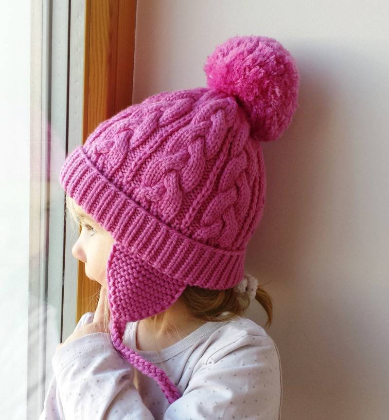 Beauty Pink Handgestrickte Wintermütze Für Mädchen Und Mütter. Pom Beanie Mit | Out Ohrklappen von NesyBaby