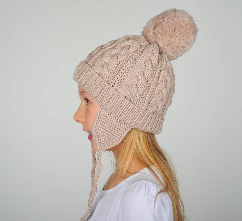 Beige Handgestrickte Mütze Für Kinder, Jugendliche/ Erwachsene. Kabelstrick Pom Beanie | MitOut Ohrklappen. Mehr Farben, 100% Merinowolle von NesyBaby