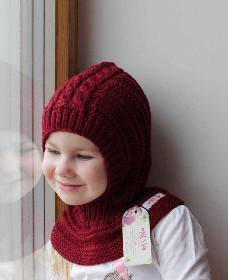 Bordeaux Merino Balaclava, Baby/Kleinkind/Kinder Kapuzenpullover & Halswärmer Im Kabelstrick. Größen 6-12M/3-6-10 Jahre von NesyBaby