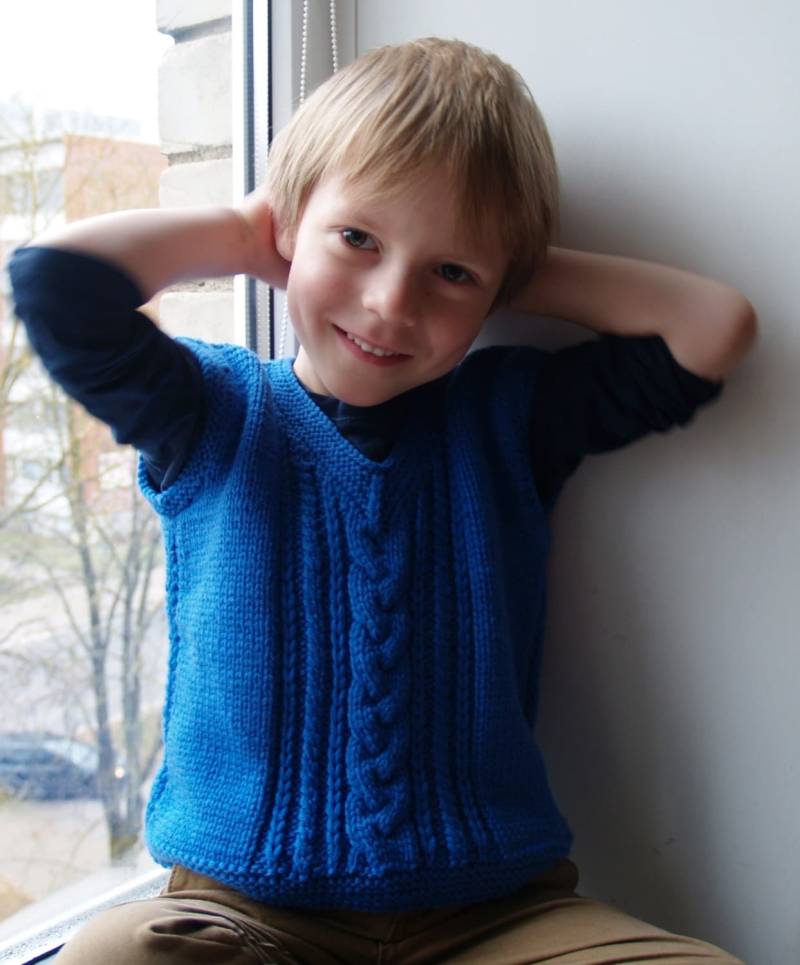 Gestrickte Baby/ Kleinkind Weste, Royal Blau Merino Wolle Tank Top Für Baby Jungen, Handgestrickt in Zopfmuster. Made To Order Jeder Größe Und Farbe Gestrickte Baby/ Kleinkind Weste, Royal Blau Merino Wolle Tank Top Für Baby Jungen, Handgestrickt in Zopfmuster. Made To Order Jeder Größe Und Farbe von NesyBaby