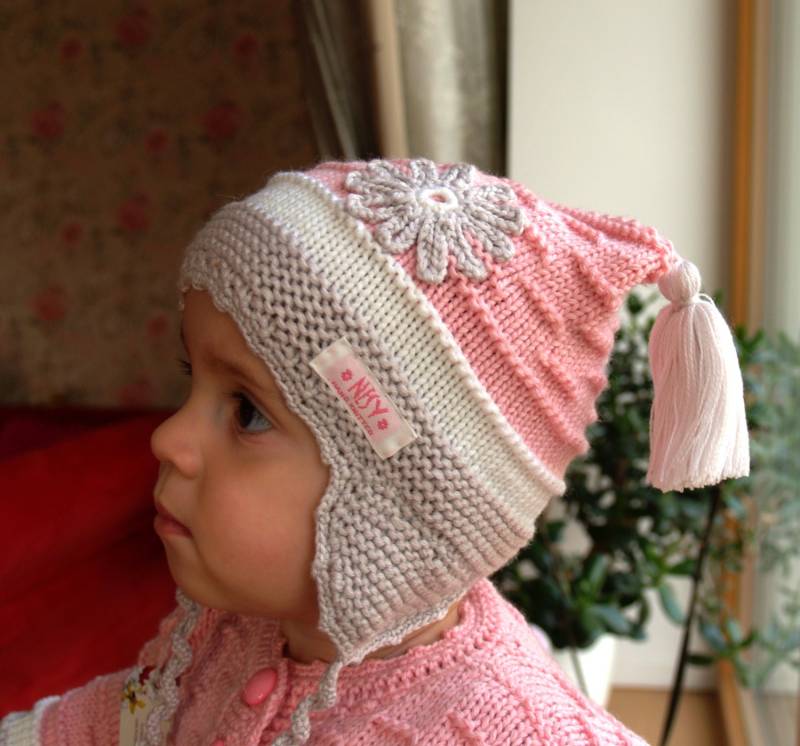Hand Stricken Ohr Klappe Hut Für Baby/Kleinkind Mädchen, Hellrosa Merino Wolle Motorhaube Mit Pom Poms Und Blume. Pilot Hut. Größen 0-36 Monate von NesyBaby