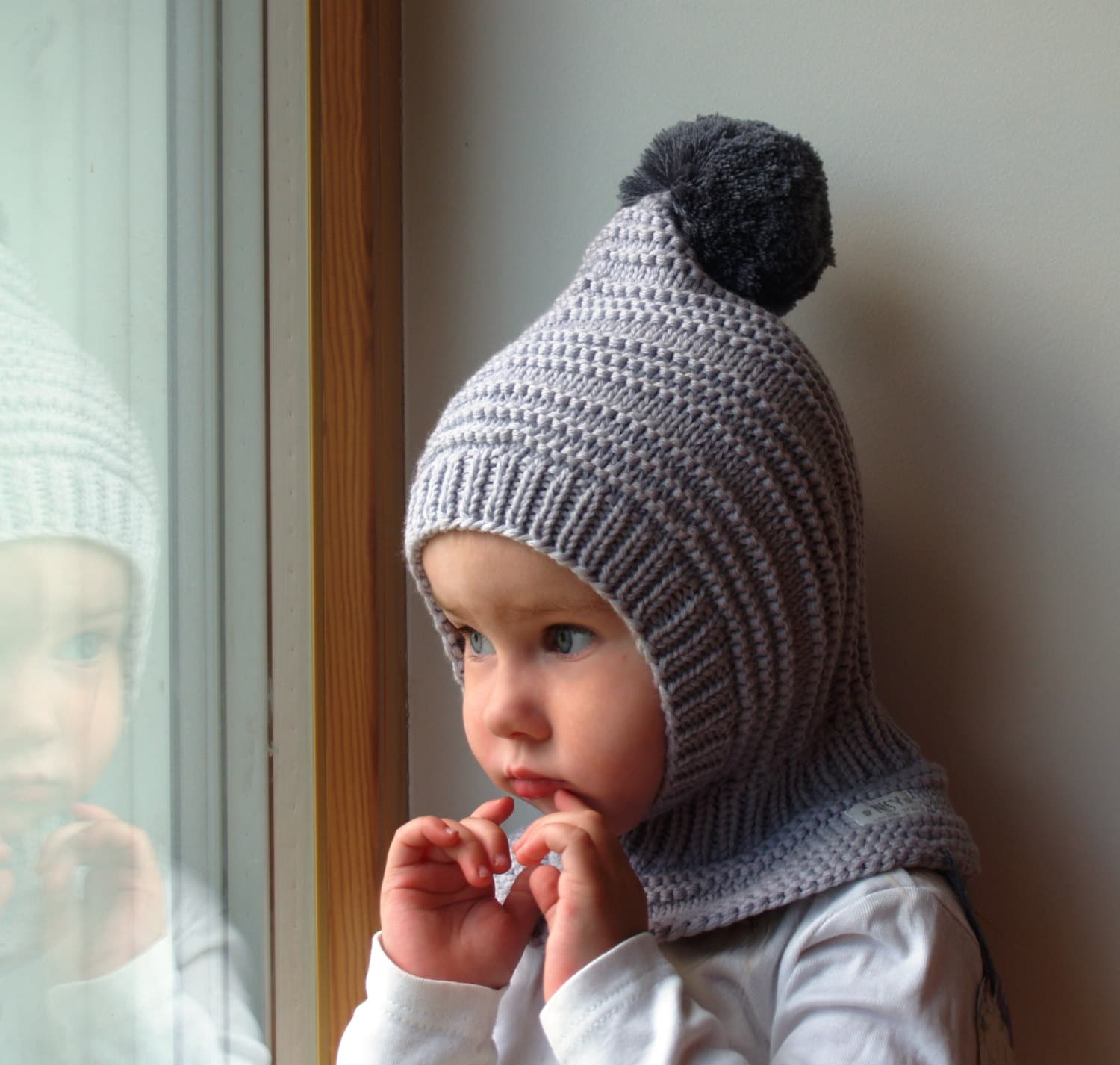 Merino Pixie Balaclava Baby/Kleinkind/ Hoodie in Silber Grau Mit Kontrast Bommel. Wintermütze von NesyBaby