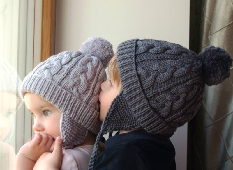Merinowolle Handgestrickte Bommelmütze Für Kleinkind, Geschwister, Eltern. Graue Cable Pom Beanie Mit | Out Ohrklappe. Jede Farbe von NesyBaby
