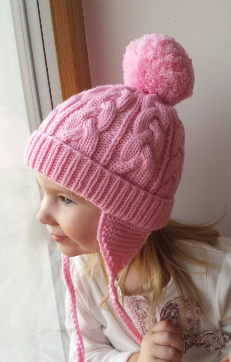 Merinowolle Hellrosa Handgestrickte Mütze Für Kleinkind, Mädchen Und Mütter. Beanie Mit Pom | Out Ohrklappen von NesyBaby