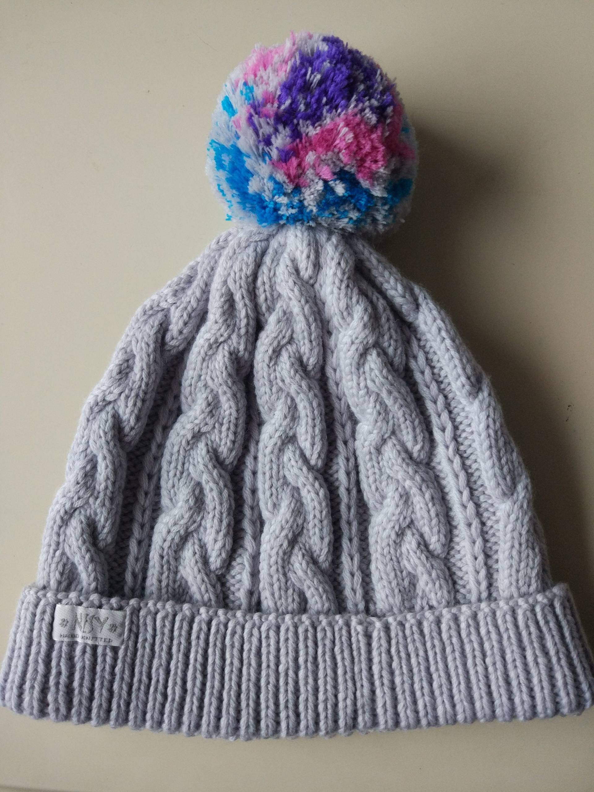 Mütze Für Erwachsene in Silbergrau Mit Pom-Pom Türkis, Rosa, Lila. Individuelle Eigene Farben Zopfmuster Von Händen von NesyBaby