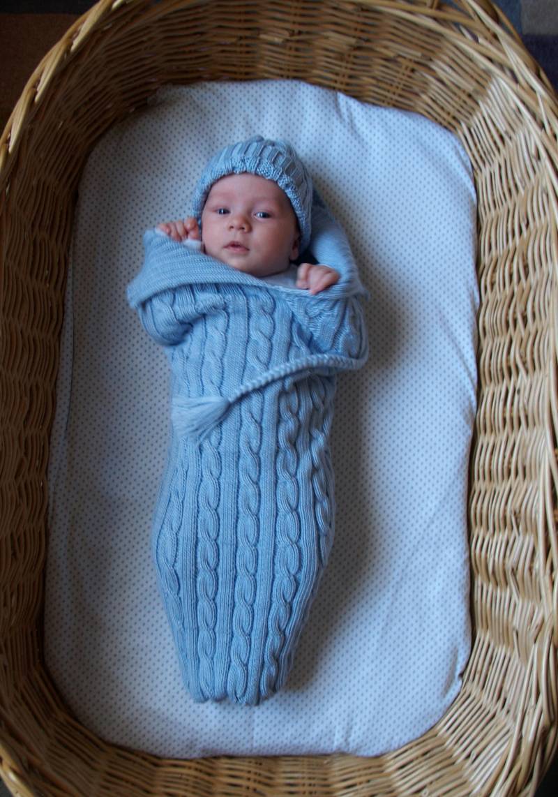 Neugeborenen Cocoon, Hellblauer Baby Cocoon Mit Brautmütze, Zopfmuster Sack Und Mütze Set, Merinowolle. Auch in Anderen Farben Erhältlich von NesyBaby