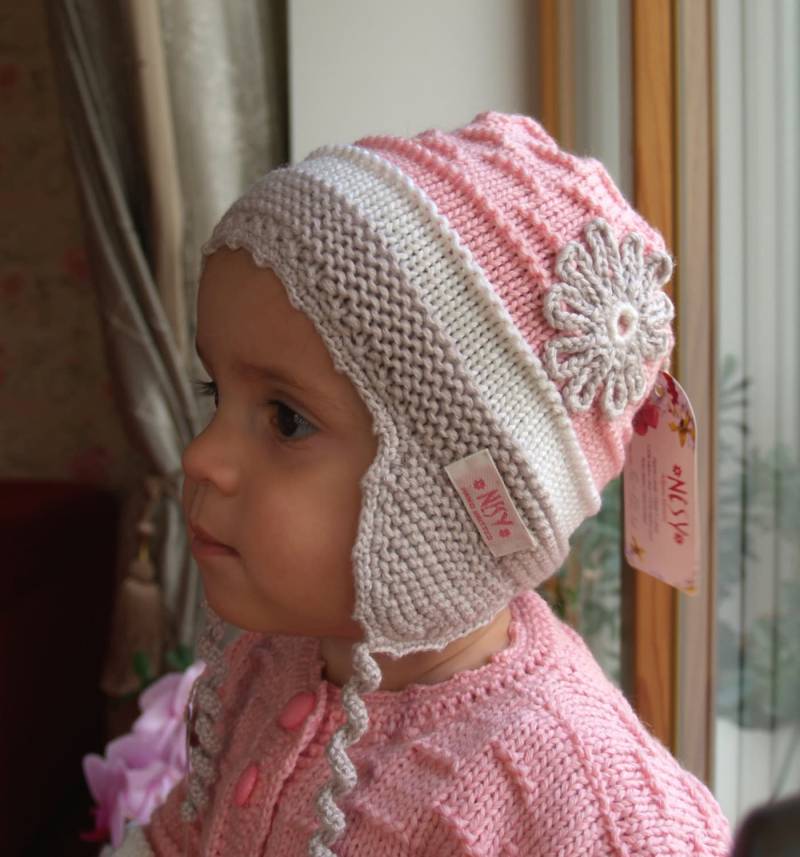 Rosa Handgestrickte Mütze Für Baby, Kleinkind Mädchen. Merino Wolle Ohrflap Mit Blume. Pilotenmütze. Größen 0-36 Monate Versandfertig von NesyBaby