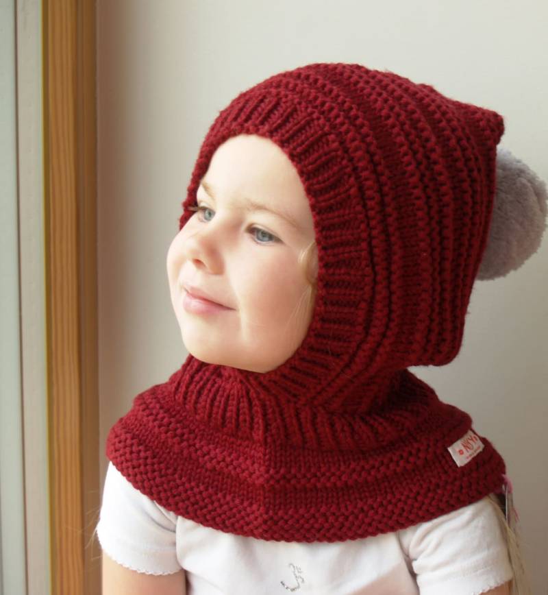 Weinrote | Bordo Merino Pixie Balaclava Baby Mädchen Kapuzen Mütze Mit Grauem Pom Pom. Größe 6-12 Monate von NesyBaby