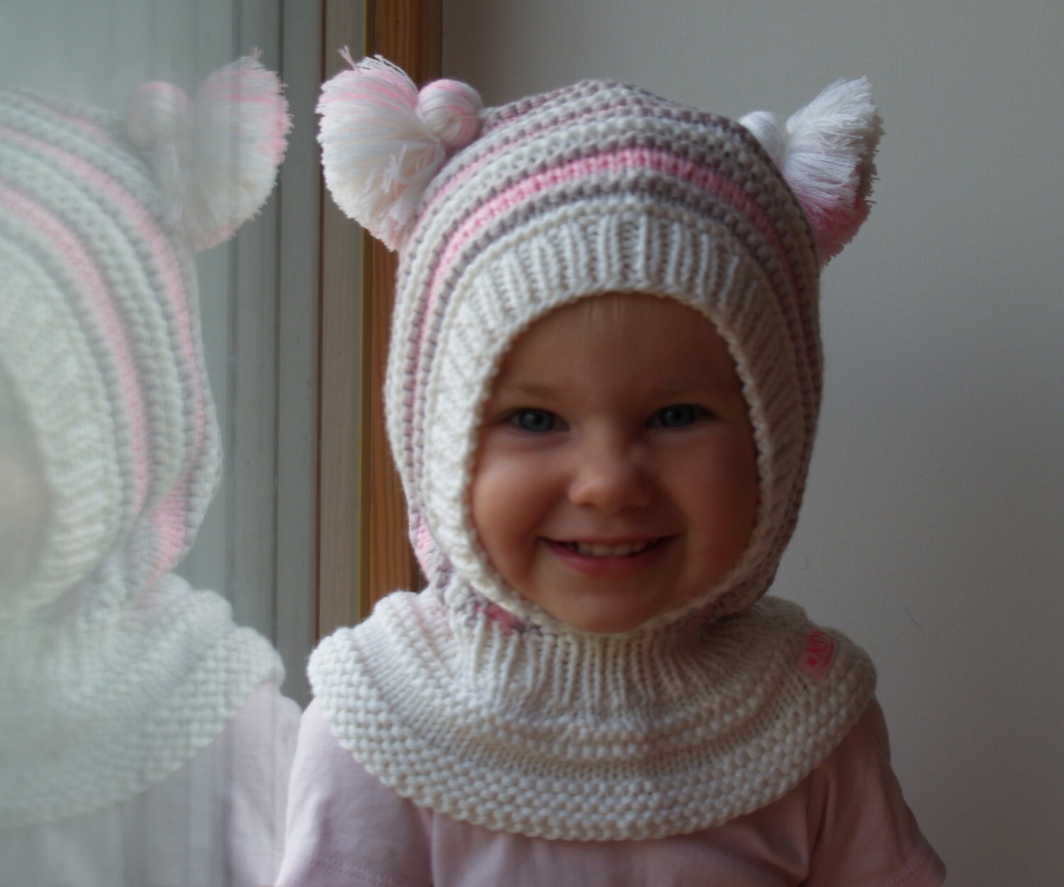 Weißes Rosa Baby, Balaclava Wintermütze Für Kleinkinder, Kapuzenmütze Mit Pom Poms. Größe 6-12M/1-3-6-10 Jahre von NesyBaby