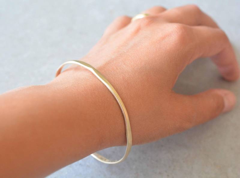 Gehämmertes Armreif Armband 14K Gold von NetAmitJewelry