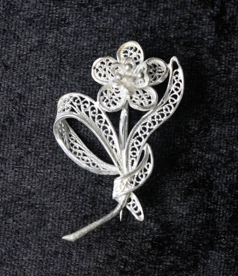 Vintage Silberfarbene Metall Filigrane Blume Floral Kostüm Brosche Pin Unsigniert von NetherwichMagpie