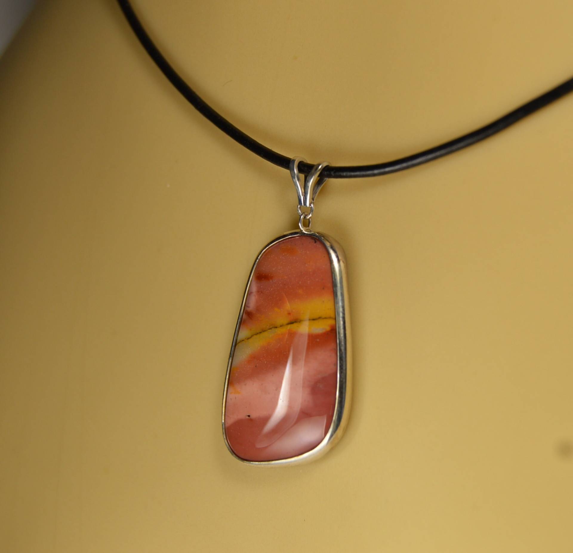 Mookait Jaspis Silber Anhänger Lederkette von NethpriyaGemsJewelry