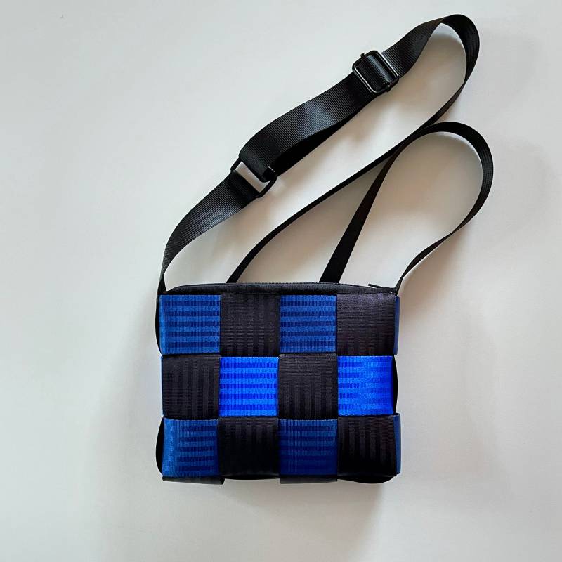 Kleine Handtasche Aus Gurtband Handytasche Crossbody Blau Schwarz Royalblau Marineblau Navy Partytasche von Nettekind