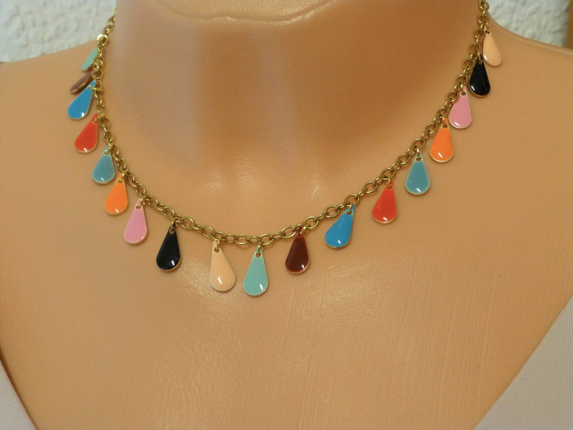 Bettelkette Gold Emaille-Tropfen Regenbogen, Bunte Halskette Verstellbar von NettesSchmuckshop