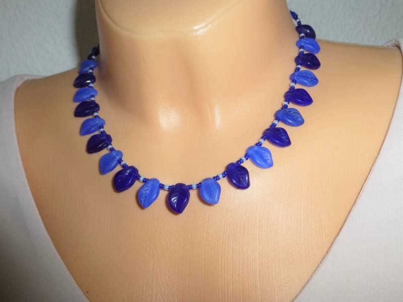 Blätter-Collier Leuchtend Blau, Glasperlencollier Blätter-Collier Leuchtend Blau, Glasperlencollier von NettesSchmuckshop