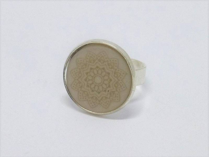 Cocktailring Polaris Cabochon 20mm "Mandala" Grau Matt, Verstellbarer Ring Cocktailring Polaris Cabochon 20mm "Mandala" Grau Matt, Verstellbarer Ring von NettesSchmuckshop