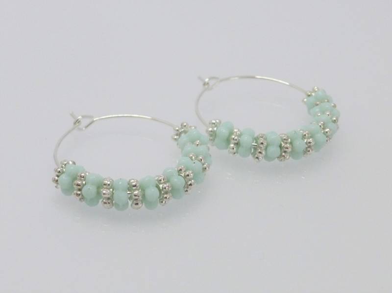 Creolen 25mm Glasperlen Blümchen Mint-Türkis Silber von NettesSchmuckshop