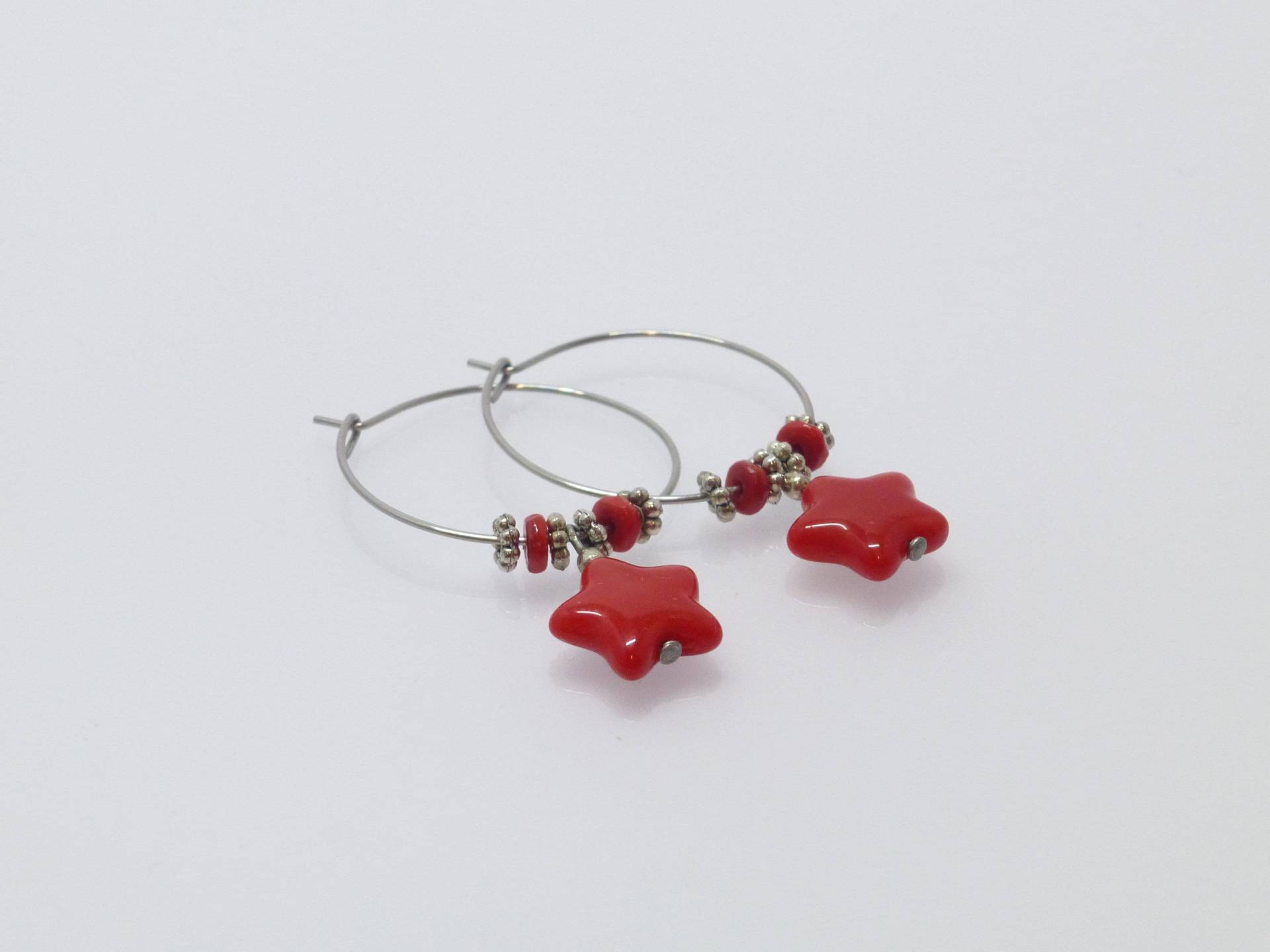 Creolen Edelstahl Mit Stern-Anhänger Rot-Silber, Weihnachtsohrringe Creolen Edelstahl Mit Stern-Anhänger Rot-Silber, Weihnachtsohrringe von NettesSchmuckshop