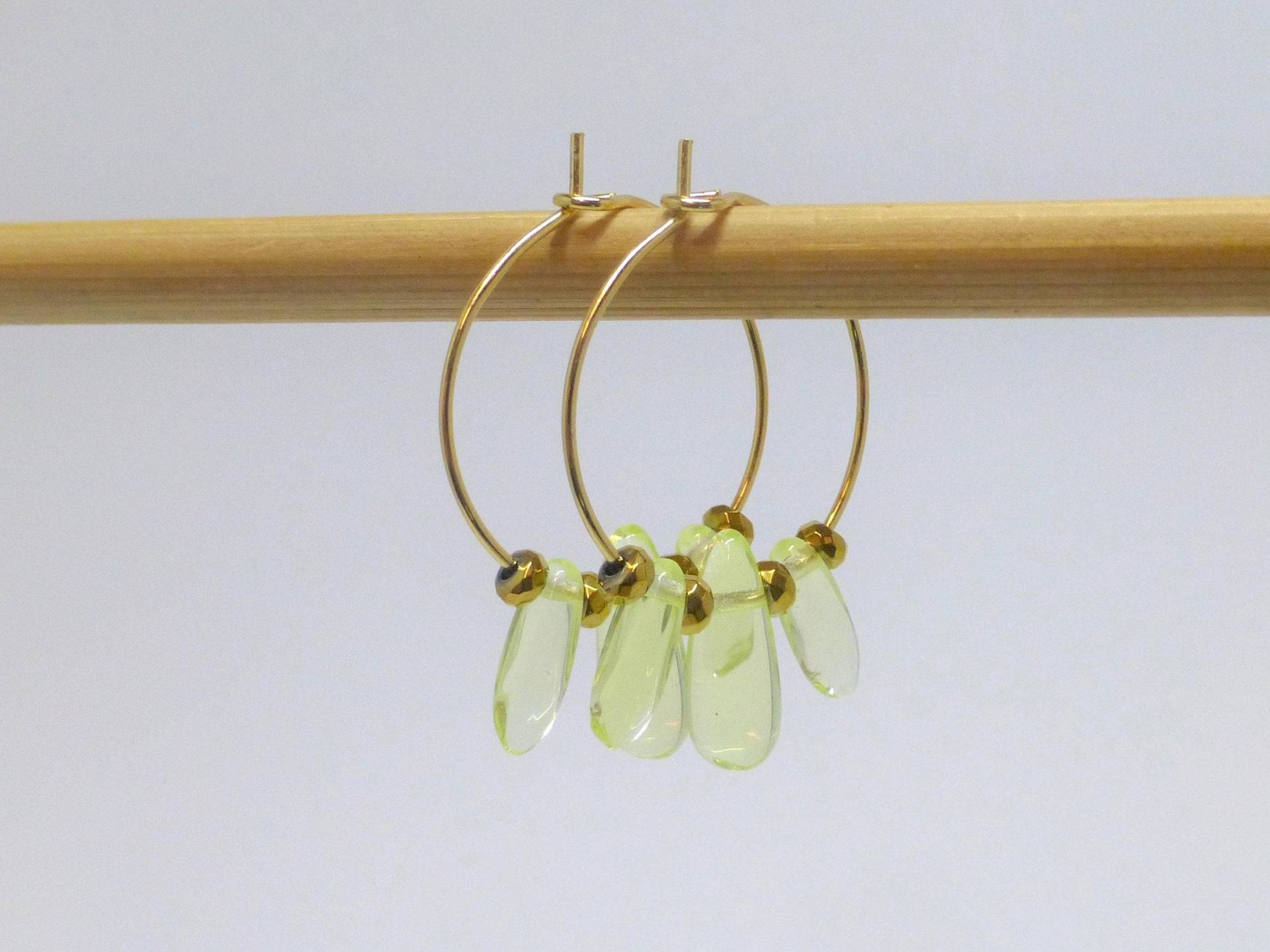 Creolen Mit Tropfen-Einhängern Zartgrün Vergoldet von NettesSchmuckshop