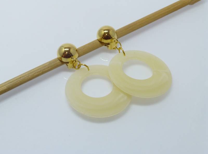 Große Ohrclips Acryl-Anhänger Donuts Creme-Gold Matt, Statement-Ohrringe von NettesSchmuckshop