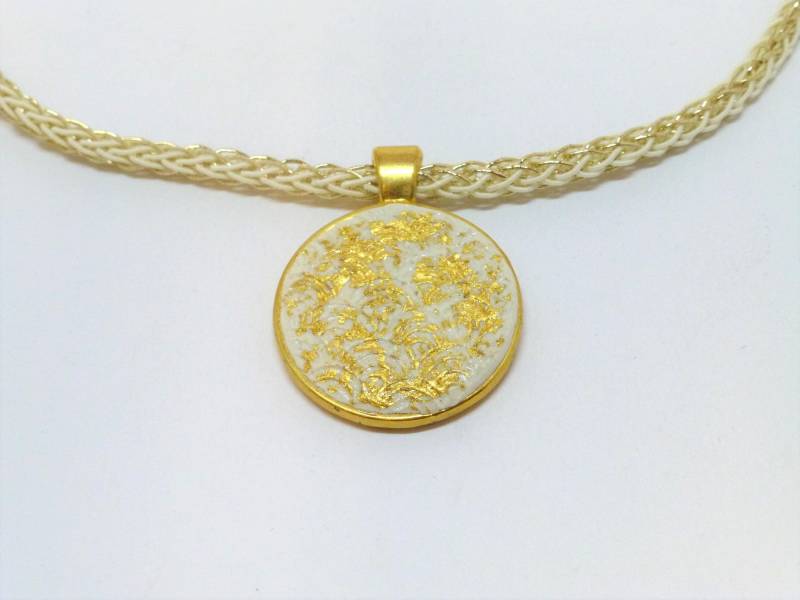 Halskette Textil Medaillon-Anhänger Weiß Mit Blattgold von NettesSchmuckshop