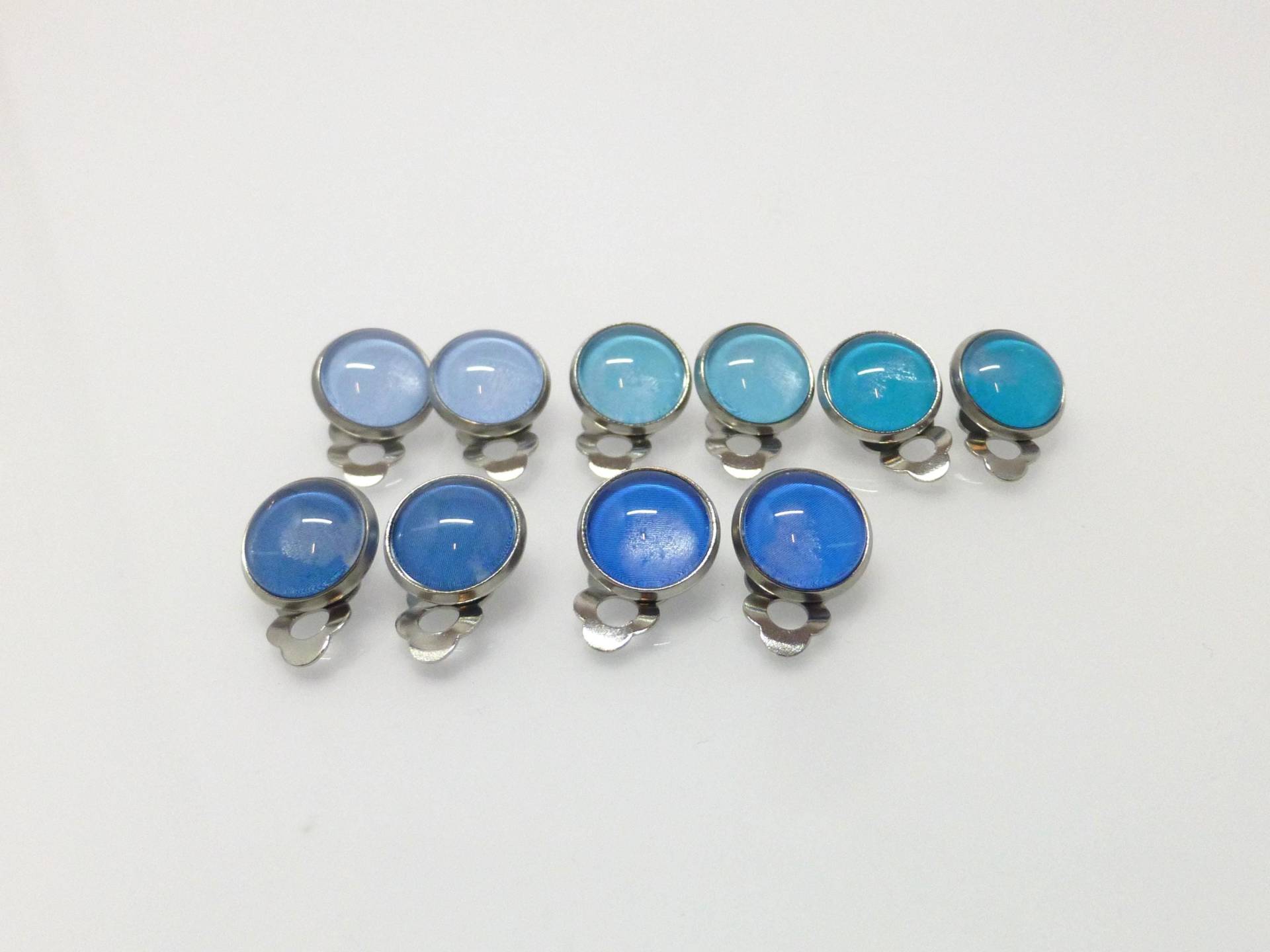 Kleine Ohrclips Glas-Cabochons 10mm Edelstahl Blau Bunt von NettesSchmuckshop
