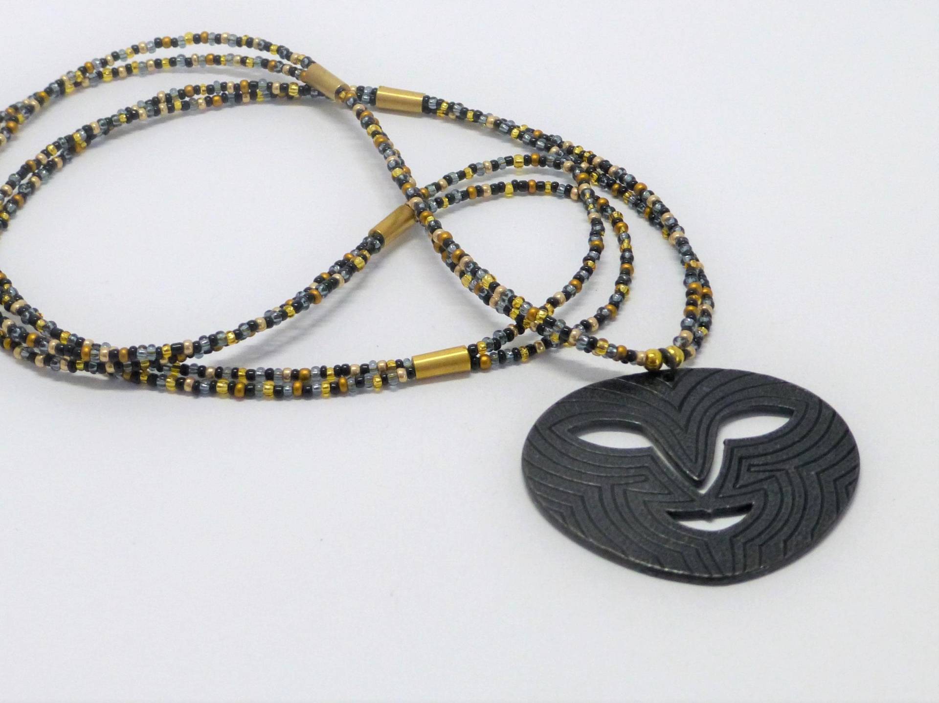 Lange Kette Mit Anhänger Maske Schwarz-Gold von NettesSchmuckshop