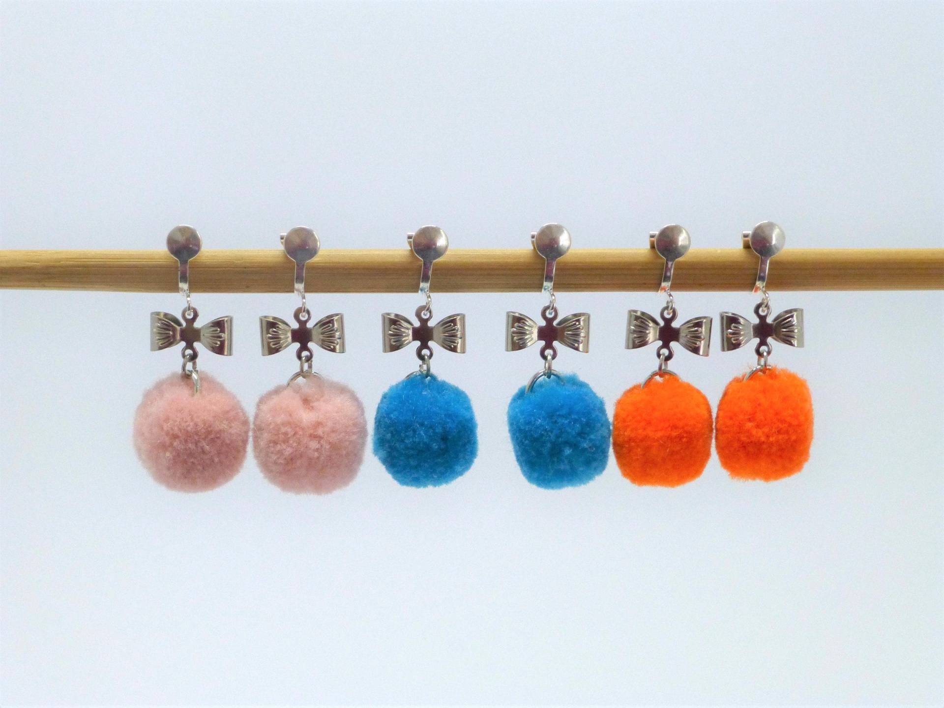 Lange Ohrclips Mit Schleife Und Pompon von NettesSchmuckshop