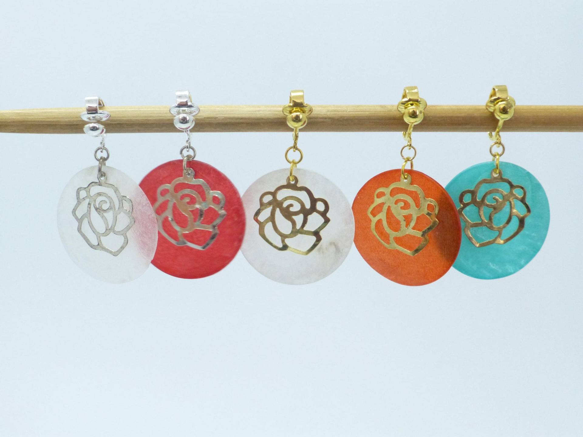 Lange Ohrclips Perlmutt-Scheibe Und Rose Silber Gold von NettesSchmuckshop