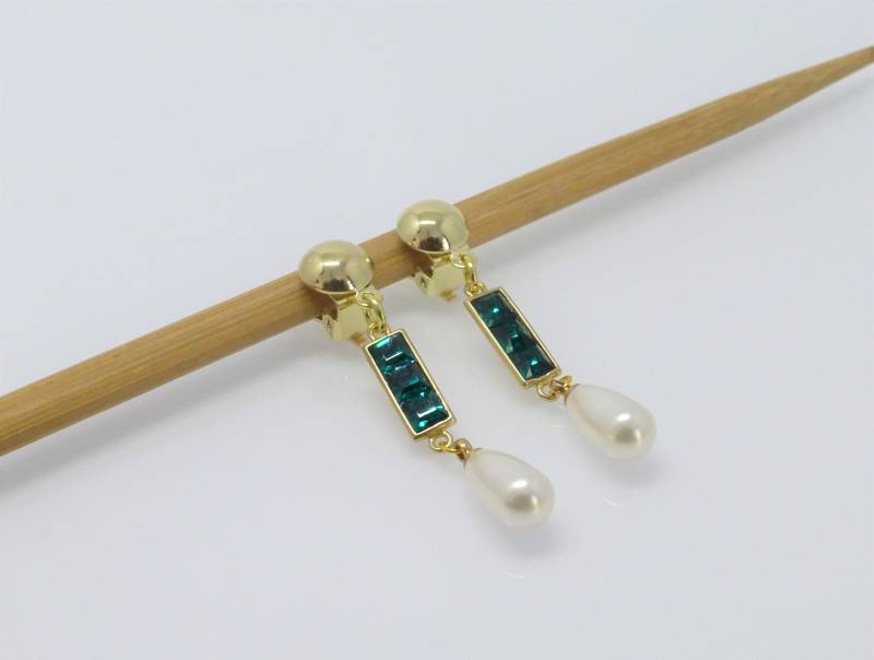 Lange Ohrclips Vergoldet Kristallsteine Smaragdgrün Und Perlen-Tropfen von NettesSchmuckshop
