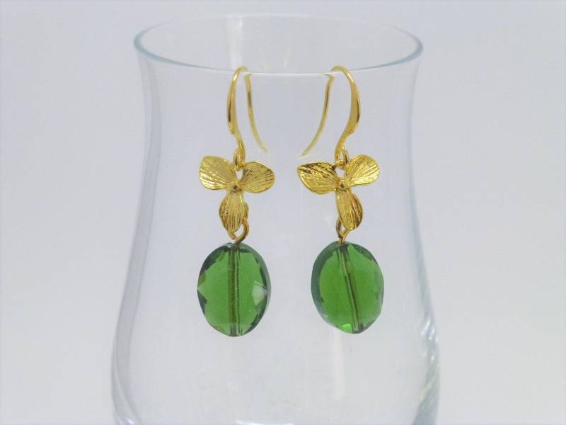 Lange Ohrhänger Blüten Gold Mit Oval Smaragdgrün von NettesSchmuckshop