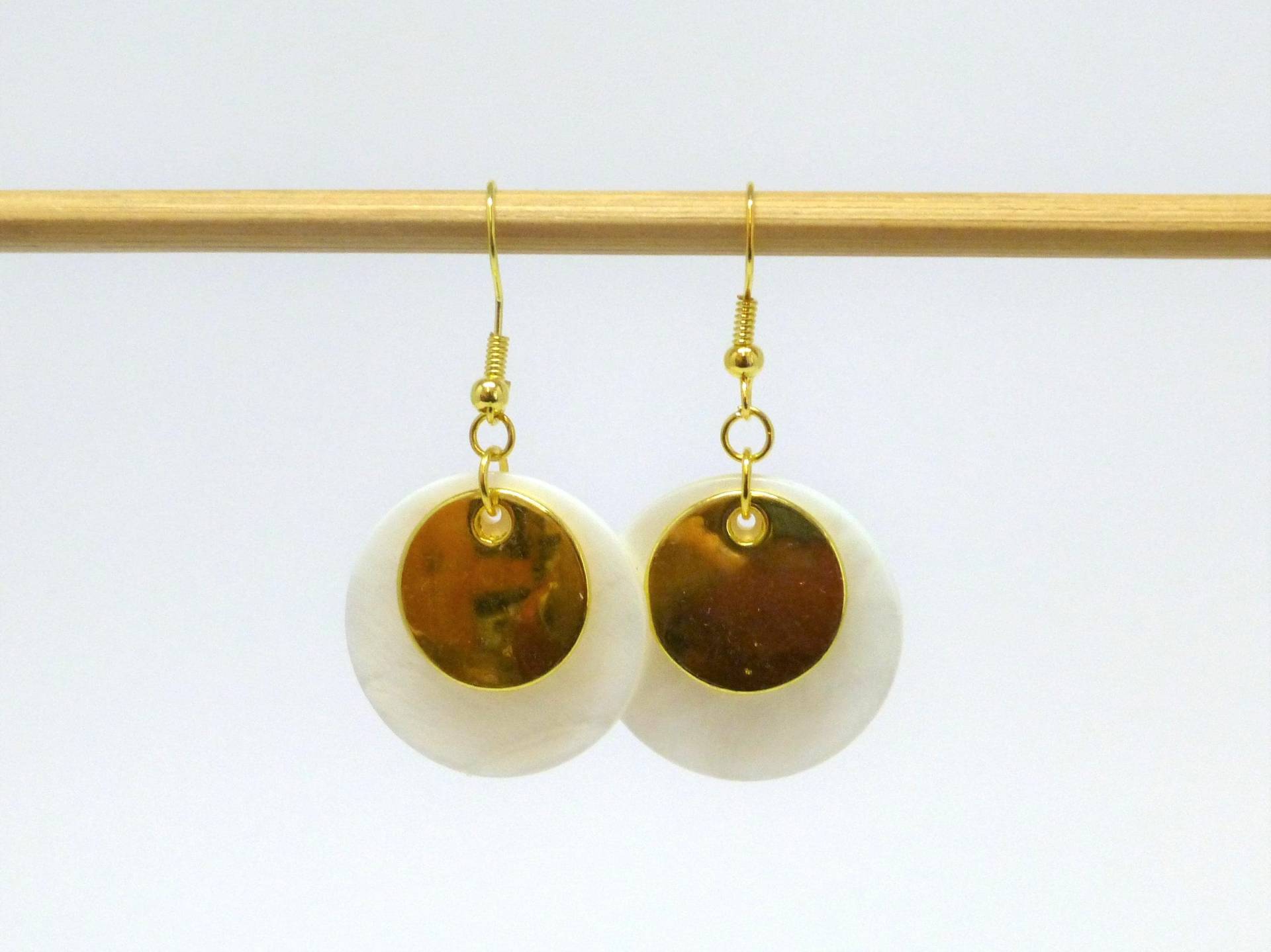 Lange Ohrringe Perlmutt Scheibe Weiß Gold von NettesSchmuckshop