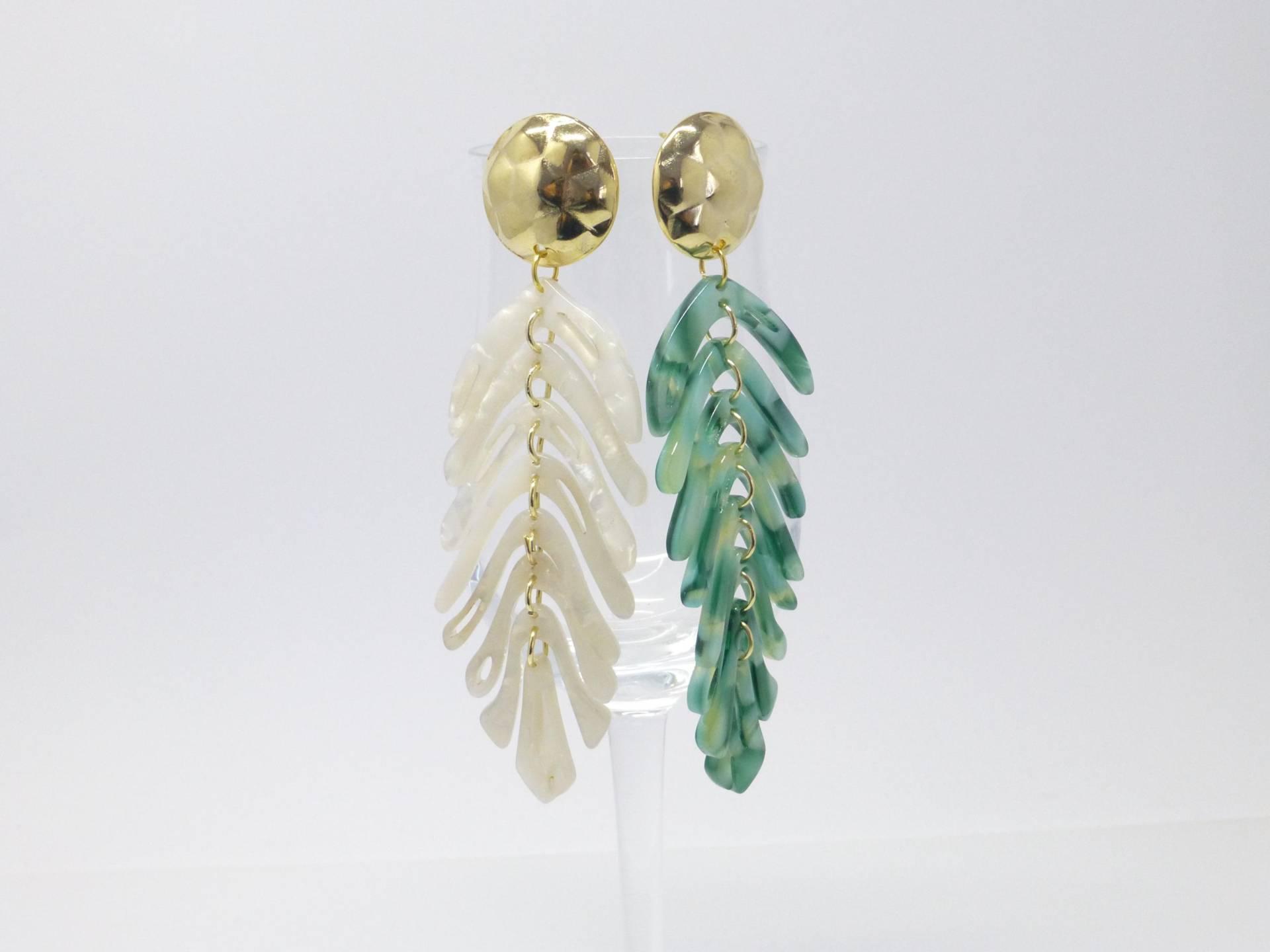 Lange Statement-Ohrringe Mit Palmblättern Grün Weiß Gold Lange Statement-Ohrringe Mit Palmblättern Grün Weiß Gold von NettesSchmuckshop