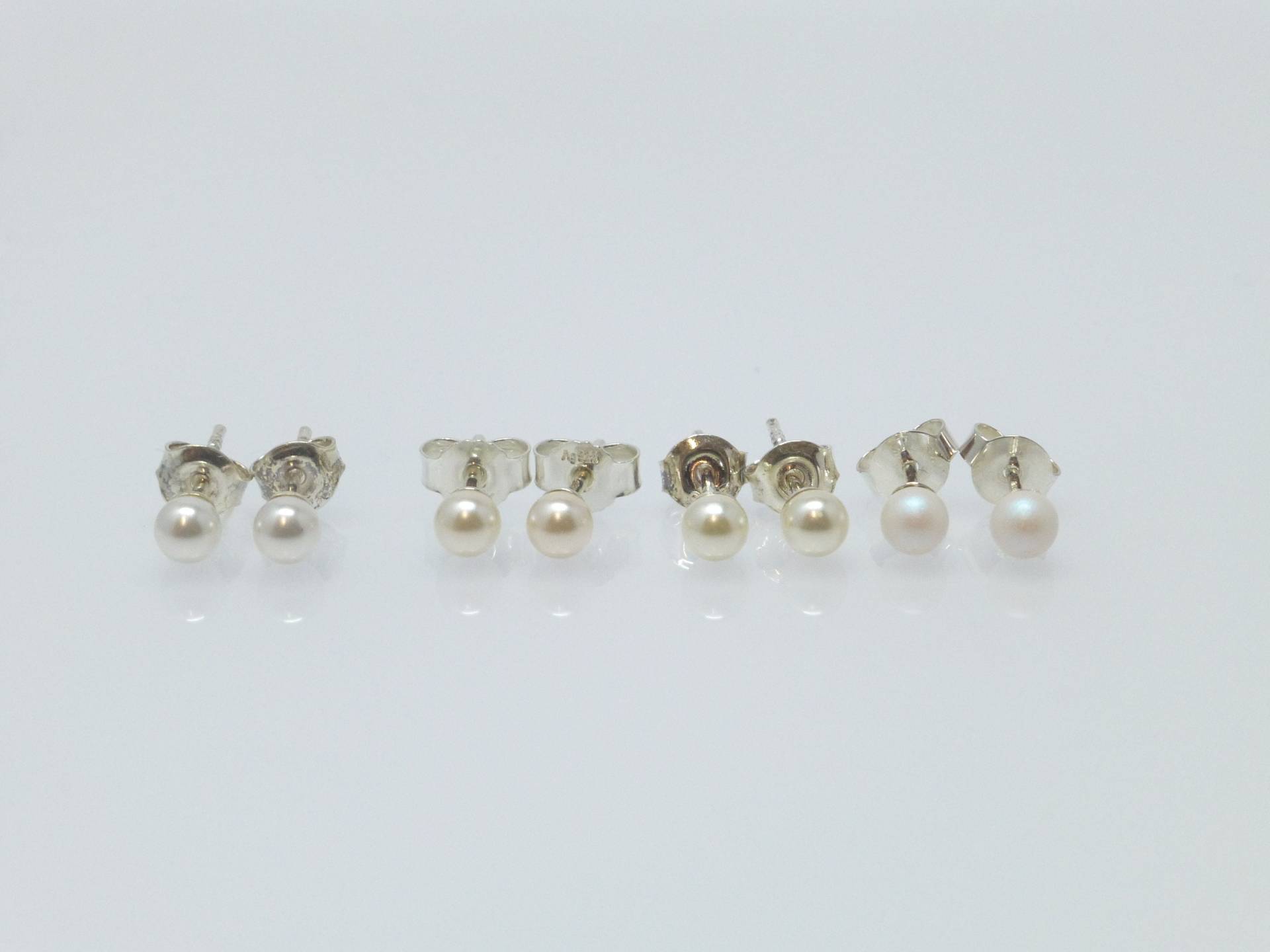 Mini Perlenohrstecker 4mm Weiß Creme Silber 925 Gold von NettesSchmuckshop