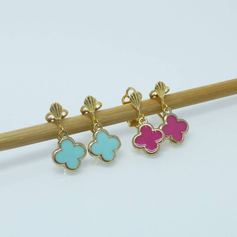 Ohrclips Anhänger Emaille-Kleeblatt Hellblau Pink von NettesSchmuckshop