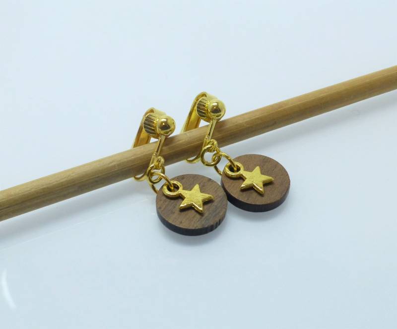 Ohrclips Hängend Mit Holzscheibe Und Stern Gold von NettesSchmuckshop