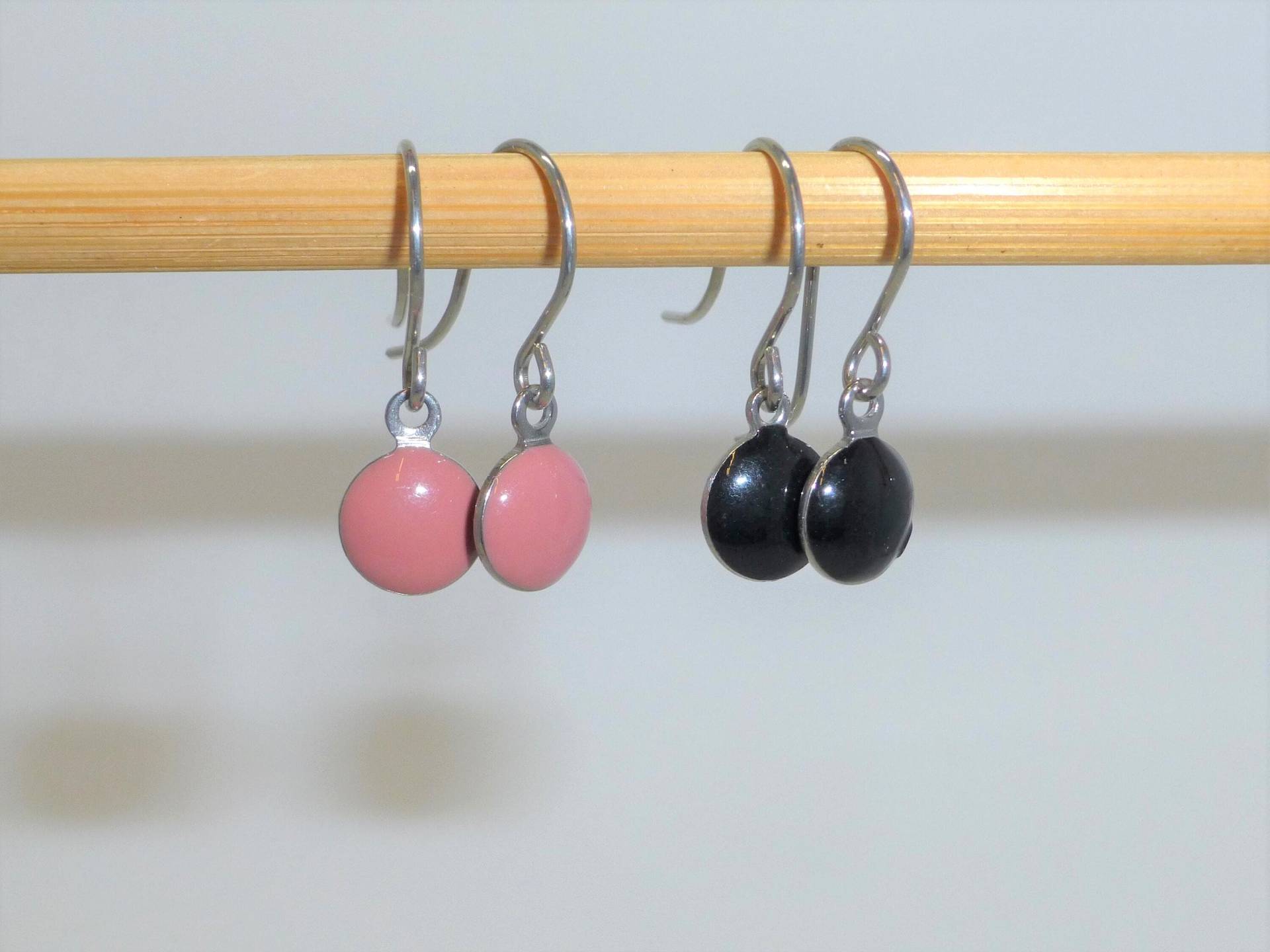 Ohrhänger Edelstahl Mit Emaille Münze Altrosa Schwarz von NettesSchmuckshop