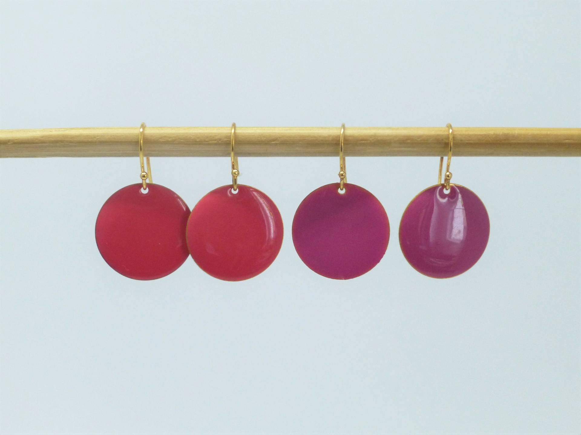 Ohrhänger Emaille-Münze 18mm Gold Pink Violett Ohrhänger Emaille-Münze 18mm Gold Pink Violett von NettesSchmuckshop