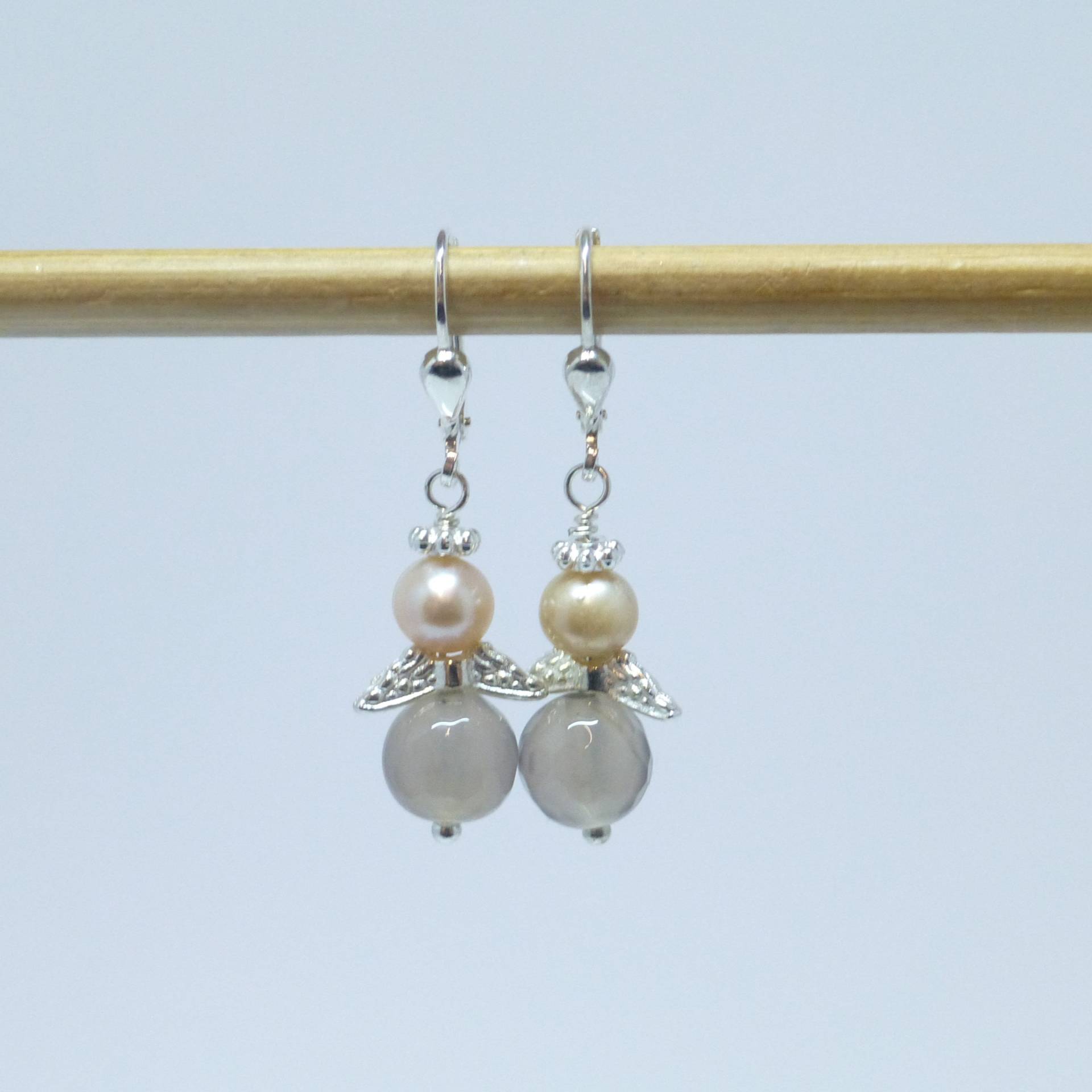 Ohrhänger Mini Engel Achat Grau + Perle, Schutzengelohrringe, Weihnachtsohrringe von NettesSchmuckshop