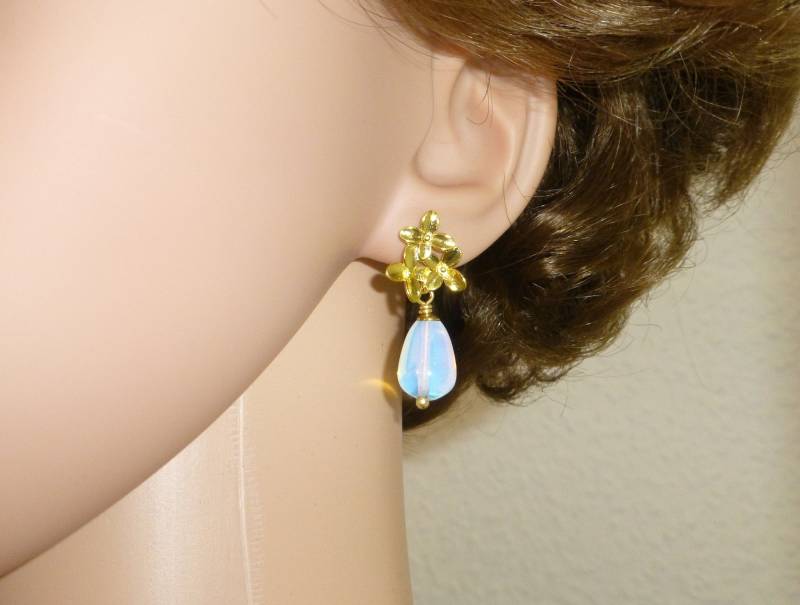 Ohrstecker Blüte Vergoldet Mit Opalith-Tropfen Opalweiß von NettesSchmuckshop