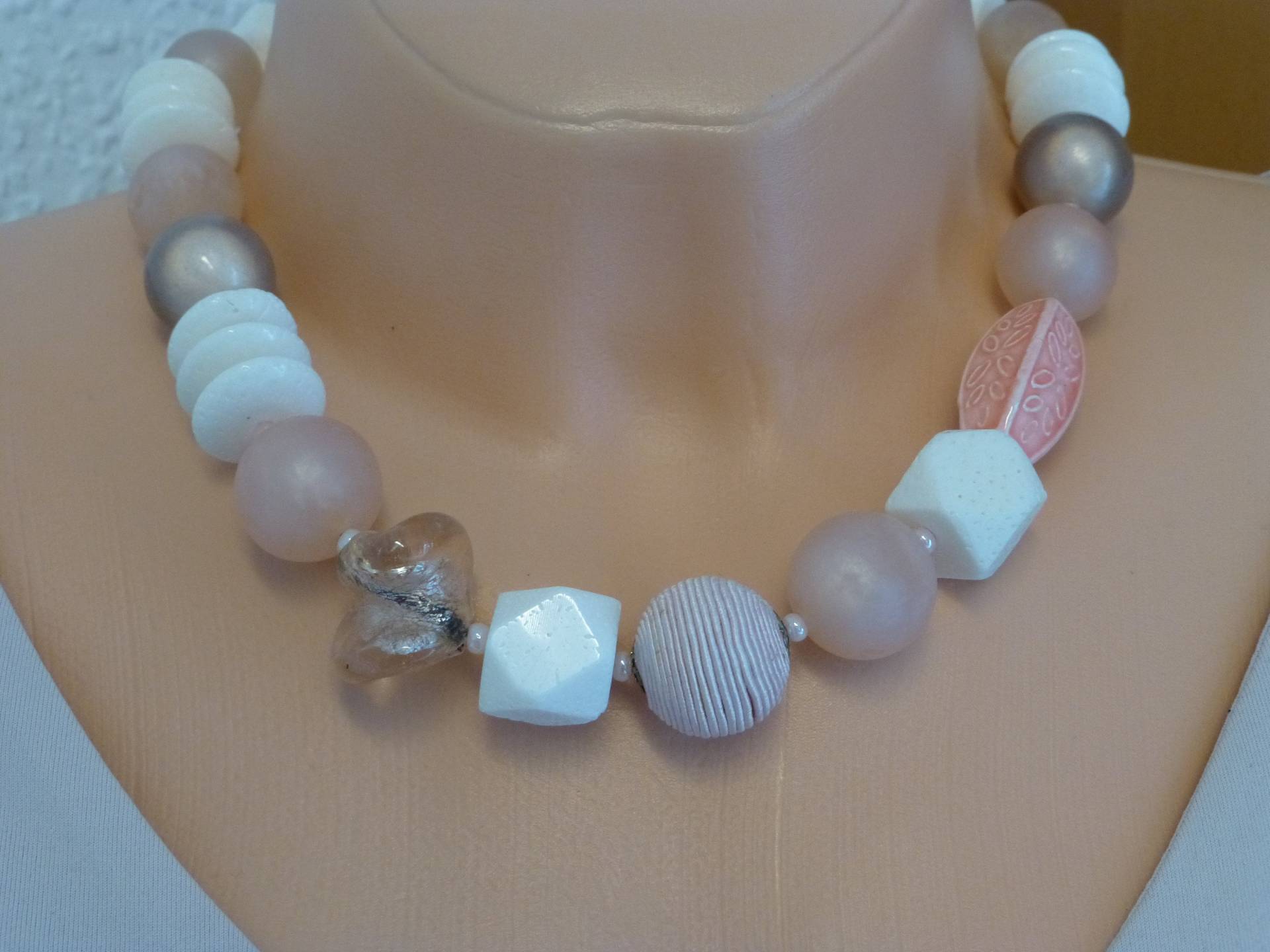 statementkette Koralle Keramik Acryl Puderrosa-Weiß , Bib-Kette von NettesSchmuckshop