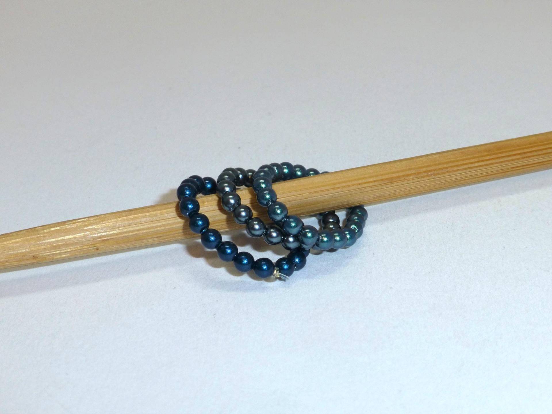 Flexibler Zarter Perlenring Petrol, Stretchring von NettesSchmuckwerk