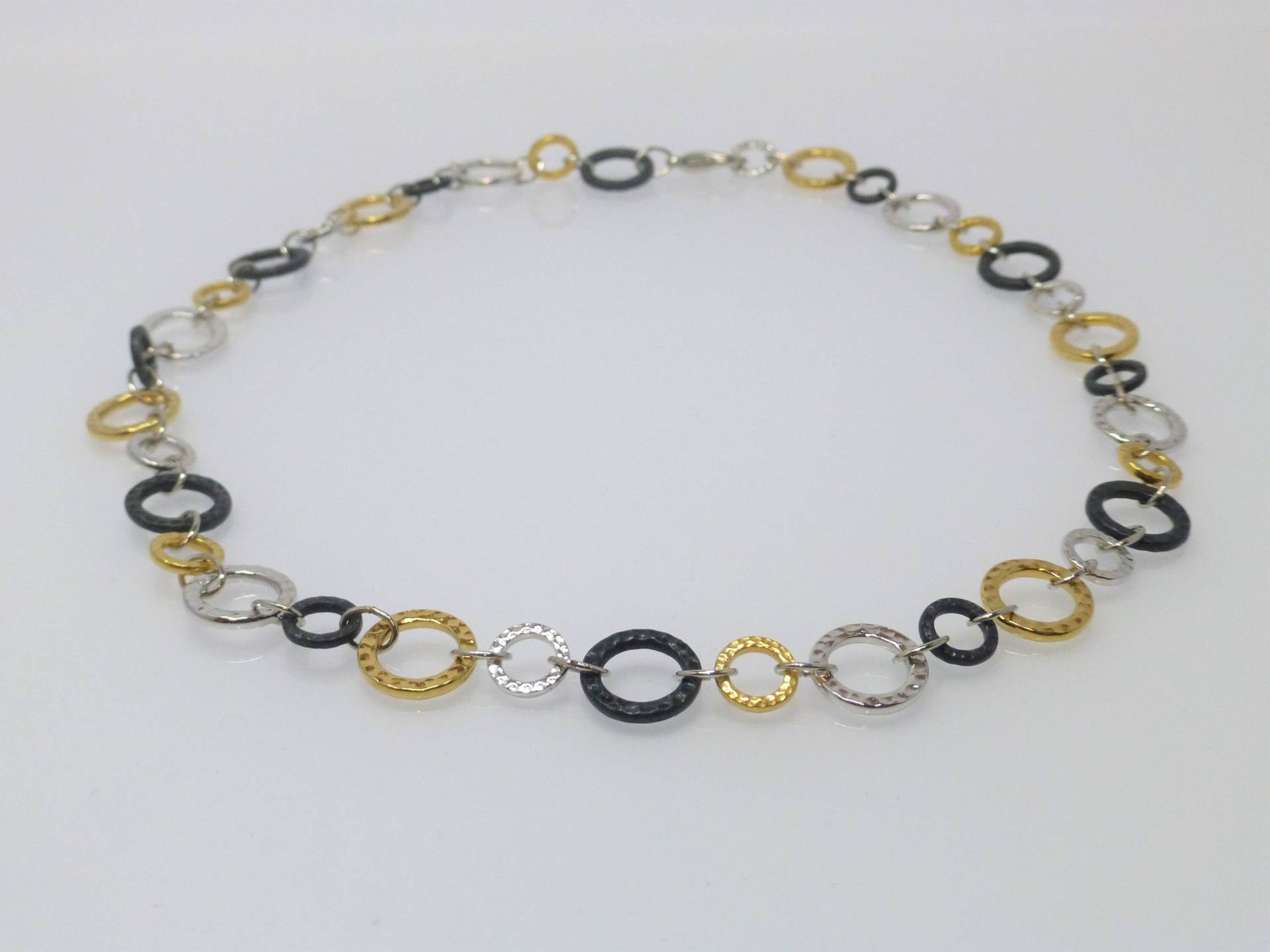 Gliederkette Rund Gehämmert Gold Silber Schwarz Dreifarbig von NettesSchmuckwerk