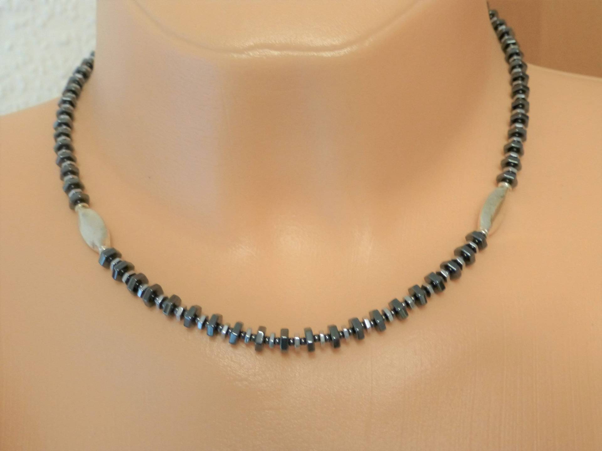 Kette Hämatit 6-Eck Scheiben Grau Mit Oliven Silber von NettesSchmuckwerk