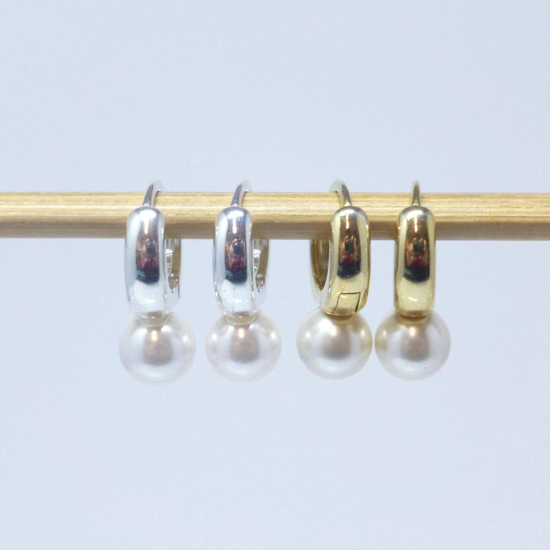 Klapp-Creolen Mit Perle Weiß Silber Gold, Perlenohrringe, Brautschmuck von NettesSchmuckwerk