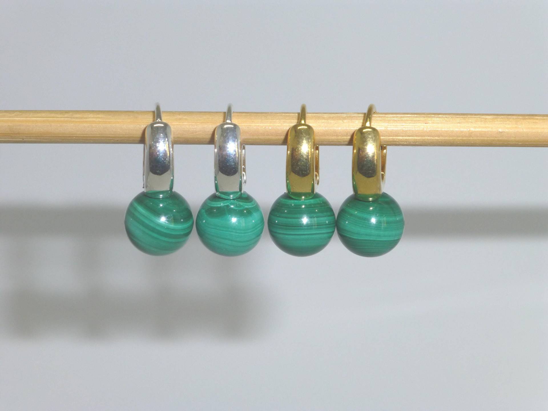 Klappcreolen Mit Malachit Kugel 10mm Silber 925 Gold von NettesSchmuckwerk